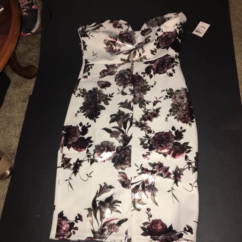*sold* Metallic floral notched bodycon dress - Picture 3 of 3